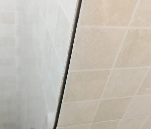 广灵瓷砖空鼓维修公司分享阳台瓷砖脱落的修复过程可以分为以下几个步骤