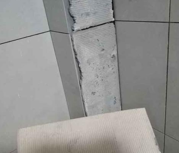 广灵瓷砖空鼓维修公司分享下厨房瓷砖脱落的补救措施。